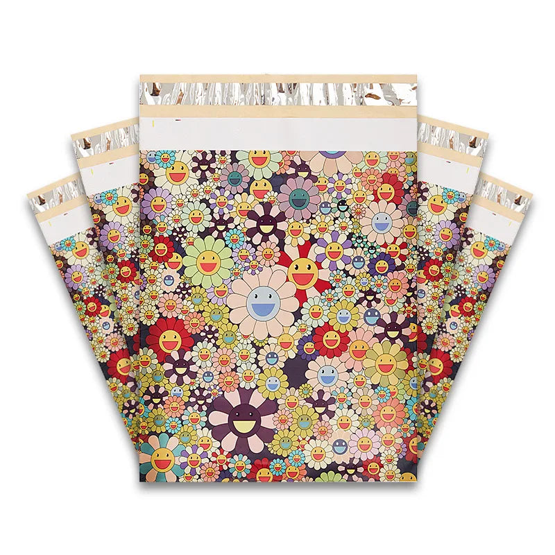 Une pile de 50 sacs d'envoi scellés à partir de motifs floraux colorés.