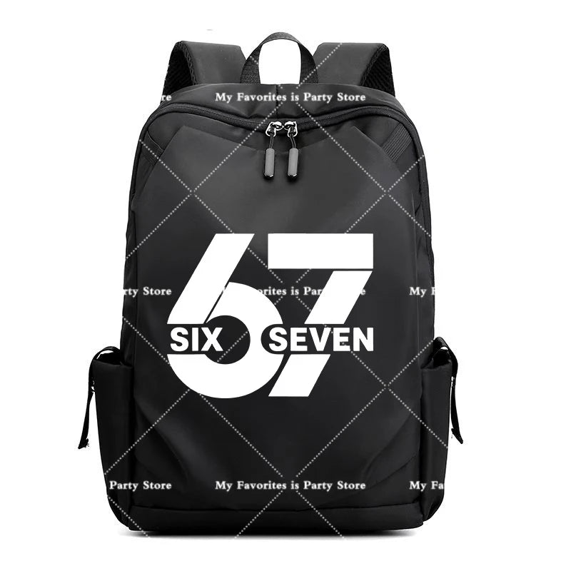 Schwarzer Anime-Stil multifunktionaler Rucksack mit großer weißer Grafik, die die Zahl 67 zeigt