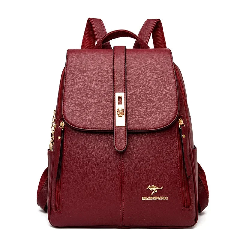 Sac à dos en cuir microfibre marron avec quincaillerie dorée, vue de face.