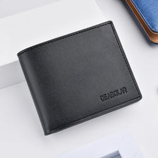Schwarzes Leder-Tri-fold-Wallet mit dezentem DEABOLAR-Logo auf weißem Untergrund