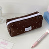 Brauch etui mit Polka Dots und weißem Rand auf weißem Untergrund