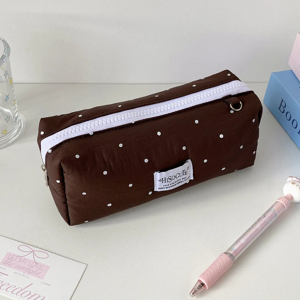 Brauch etui mit Polka Dots und weißem Rand auf weißem Untergrund