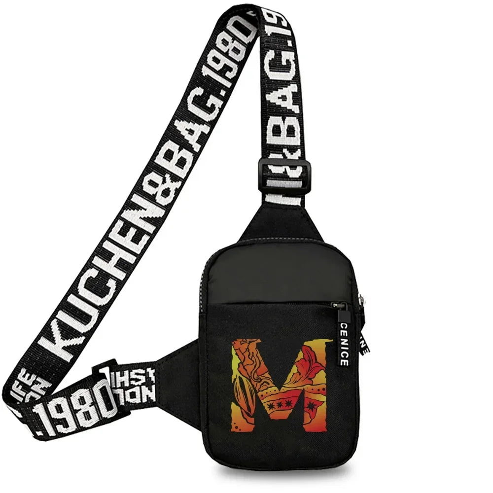 Schwarze Canvas-Tasche mit auffälliger Initialen-Details am Riemen