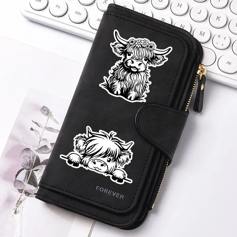 Cartera de cuero PU negro de vaca con cierre de cremallera y diseño de vaca grabado detallado.