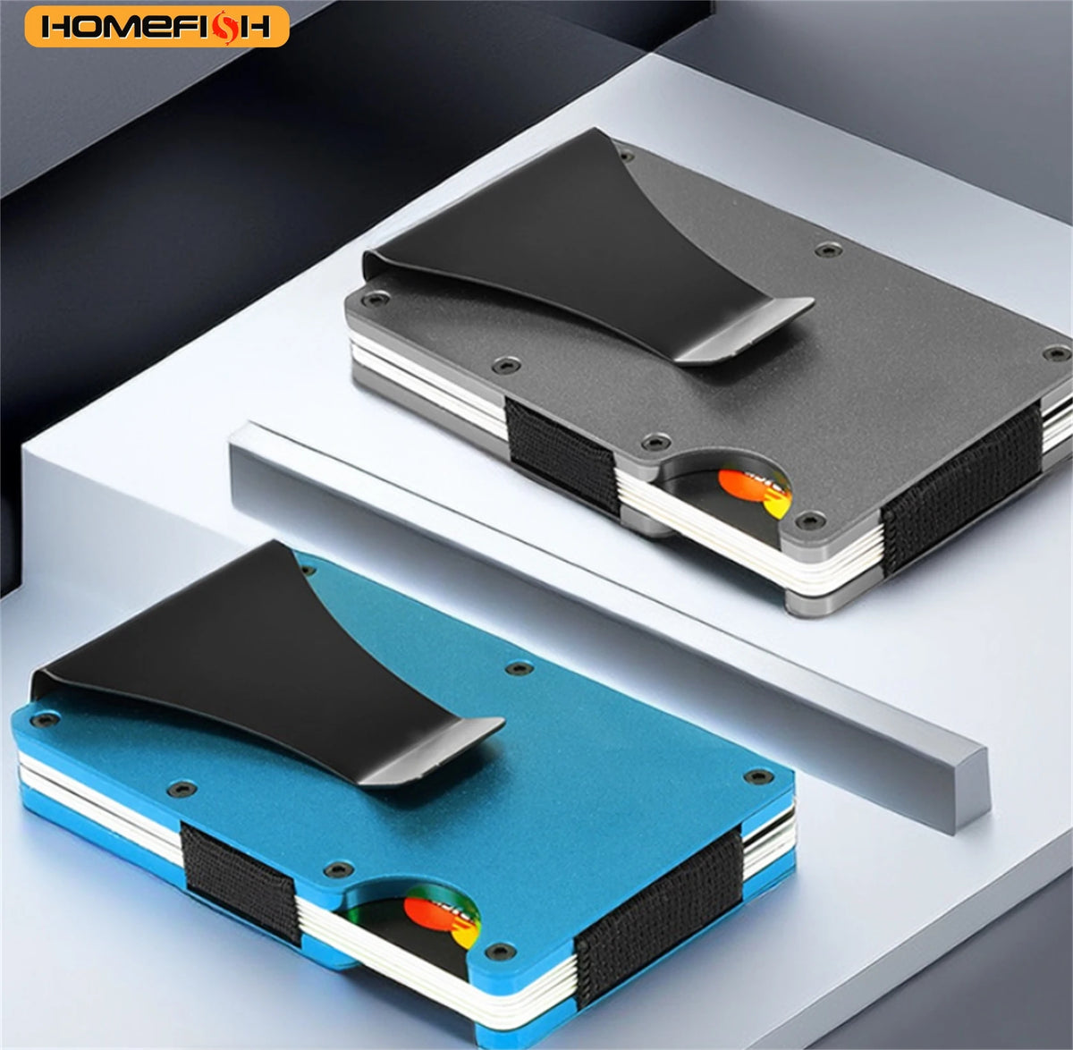 Vista cercana de una billetera minimalista de aluminio para bloquear RFID en colores azul y negro.