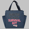 Bolso de lona azul oscuro con texto rosa que dice Kit de supervivencia para la escuela de enfermería