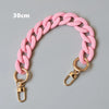 Bracelet en résine rose mat de 30cm avec fermoirs dorés.