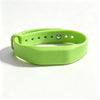 Bracelet en silicone vert lime avec boucle argentée, montré à plat sur fond blanc.