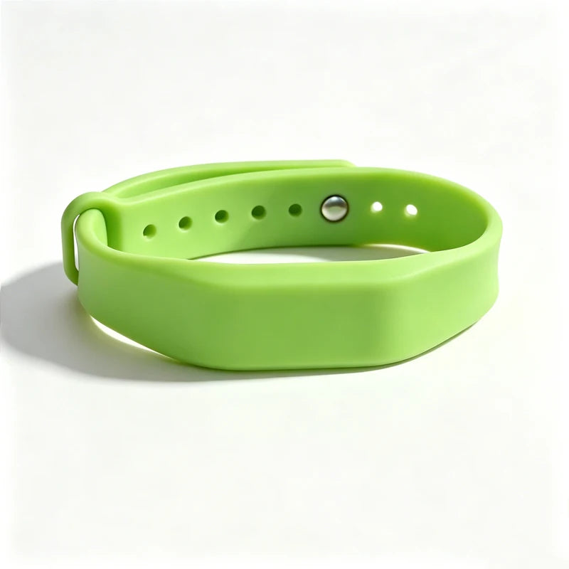 Bracelet en silicone vert lime avec boucle argentée, montré à plat sur fond blanc.