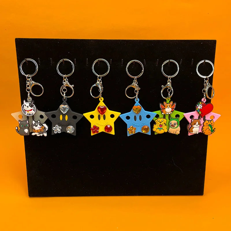 Une rangée de porte-clés de chaussures en silicone avec des charms animaux et en forme de cœur sur un panneau noir.