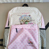 Sac à dos à motifs rose et vert avec un design de chat sur la poche avant.
