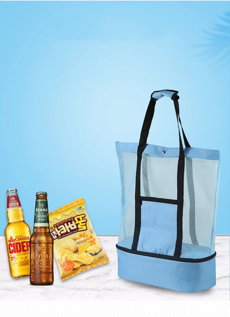 Helles blaues Netzbeutel mit schwarzen Henkeln neben einer Flasche Cider und einer Chipstüte