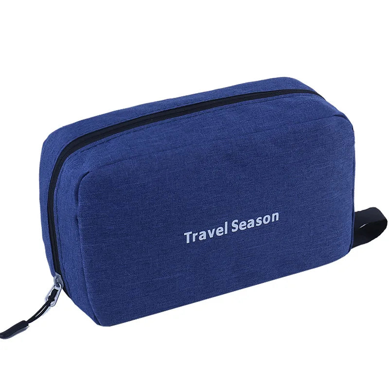 Sac de toilette voyage bleu marine imperméable avec fermeture éclair noire et l'inscription Travel Season.