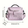 Bolsa térmica de color lavanda claro con textura acolchada y correa de hombro acolchada.