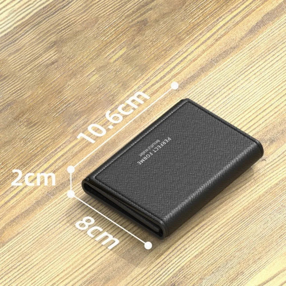 Cartera de cuero negro multicartas mostrada sobre una superficie de madera con líneas de dimensión