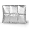 Housse de protection rembourrée et matelassée argentée pour ordinateur portable.