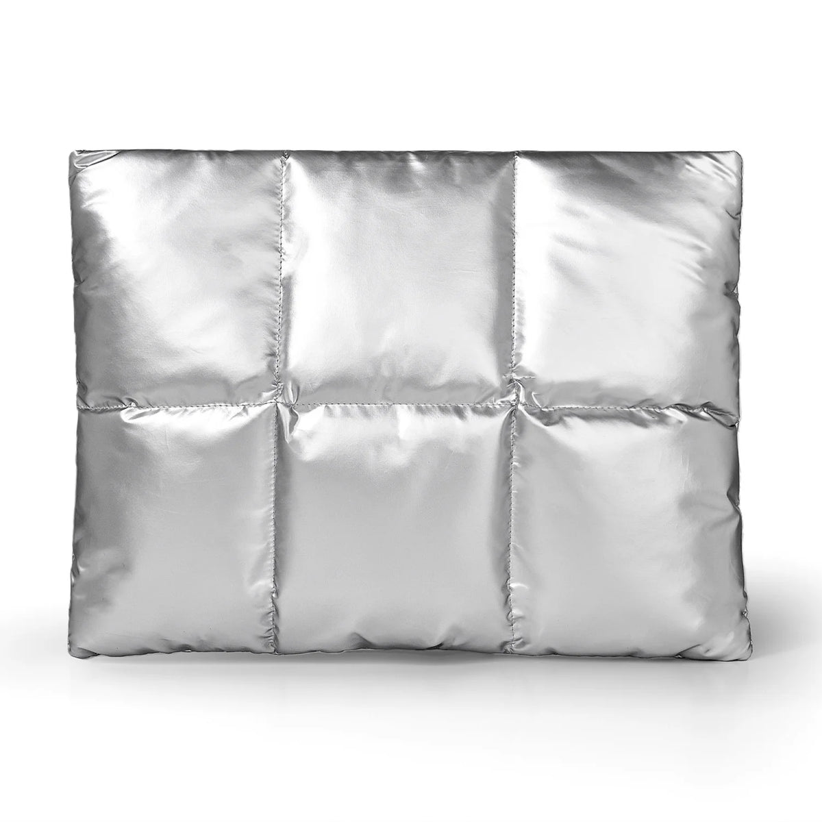 Housse de protection rembourrée et matelassée argentée pour ordinateur portable.