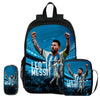 Schwarzer Rucksack mit Grafik von Leo Messi beim Feiern auf einem Fußballfeld.