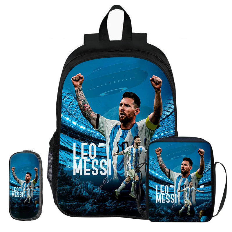 Schwarzer Rucksack mit Grafik von Leo Messi beim Feiern auf einem Fußballfeld.