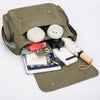 Un sac de messagerie vert olive ouvert, affichant un ordinateur portable, des écouteurs et divers accessoires électroniques.
