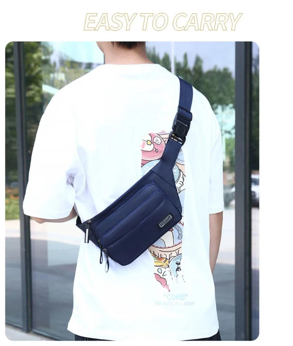 Une personne porte un petit sac imperméable bleu marine à travers sa poitrine, montré contre un t-shirt blanc.