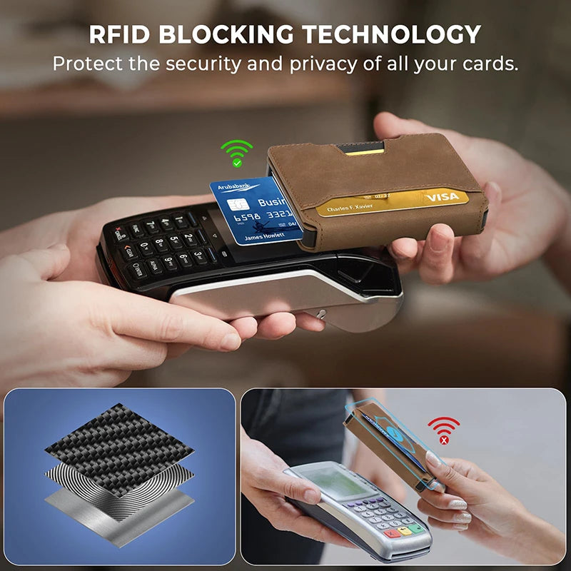 Hände halten eine Aluminium-Pop-up-Kartentasche mit Lederfächern und einer Kreditkarte, die RFID-Blockierung demonstriert.