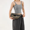 Eine Frau modelliert ein graues Tanktop und schwarze Hose und hält eine Leopardenmuster-Crossbody-Tasche.