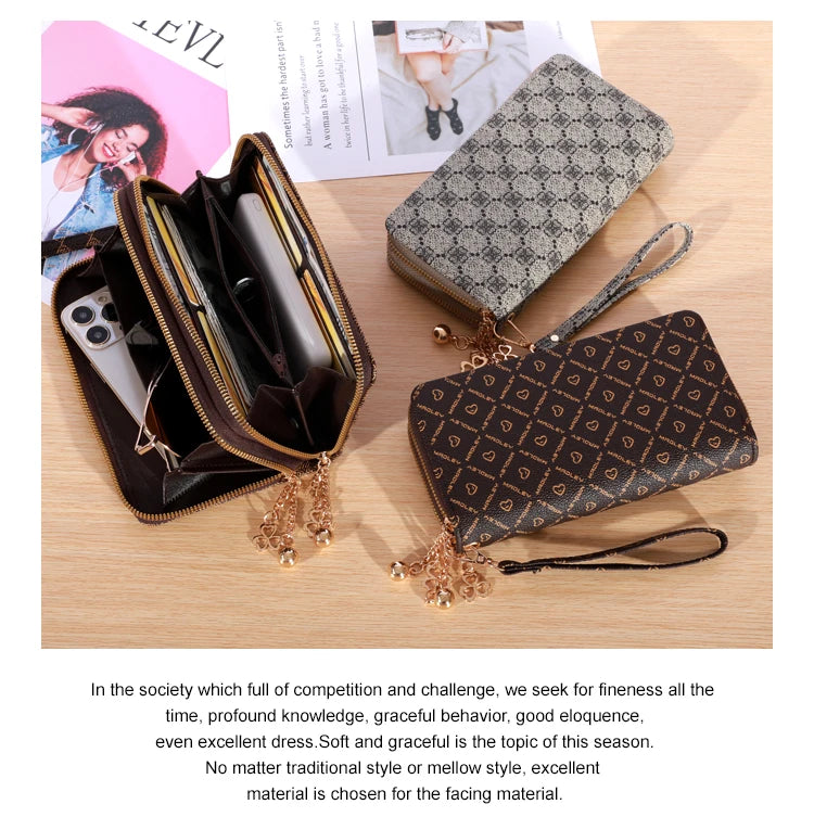 Cartera con cremallera de cuero sintético marrón oscuro y un bolso estampado sobre una superficie de madera.