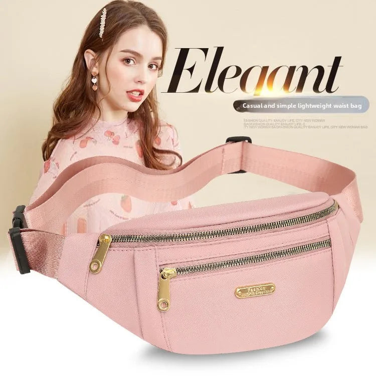 Une femme modélise un petit sac à taille rose, ou pochette, pour une utilisation quotidienne.