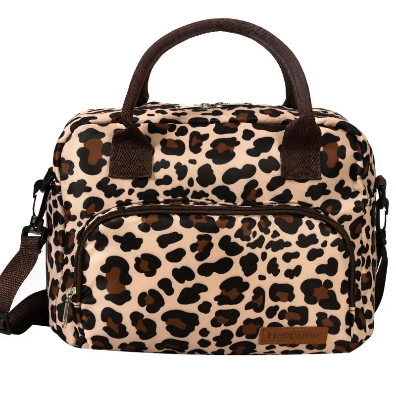 Bolsa térmica portátil de tela Oxford a rayas marrón con asas y correa de marrón oscuro.