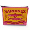 Pinkes Beutelchen mit gelbem Hintergrund und roter Schrift für Sardinen in extra virgin Olivenöl