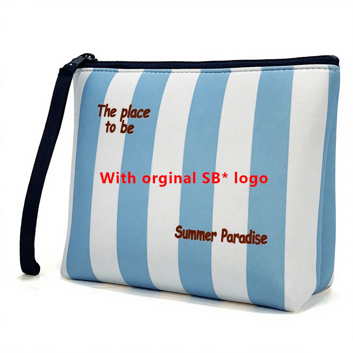 Bolsa cosmética a rayas azul claro y blanco con correa negra, con el texto The place to be y el logo original SB Summe