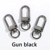 Drei silberne Metall-Swivel-Haken oder Karabiner, präsentiert vor weißem Hintergrund.