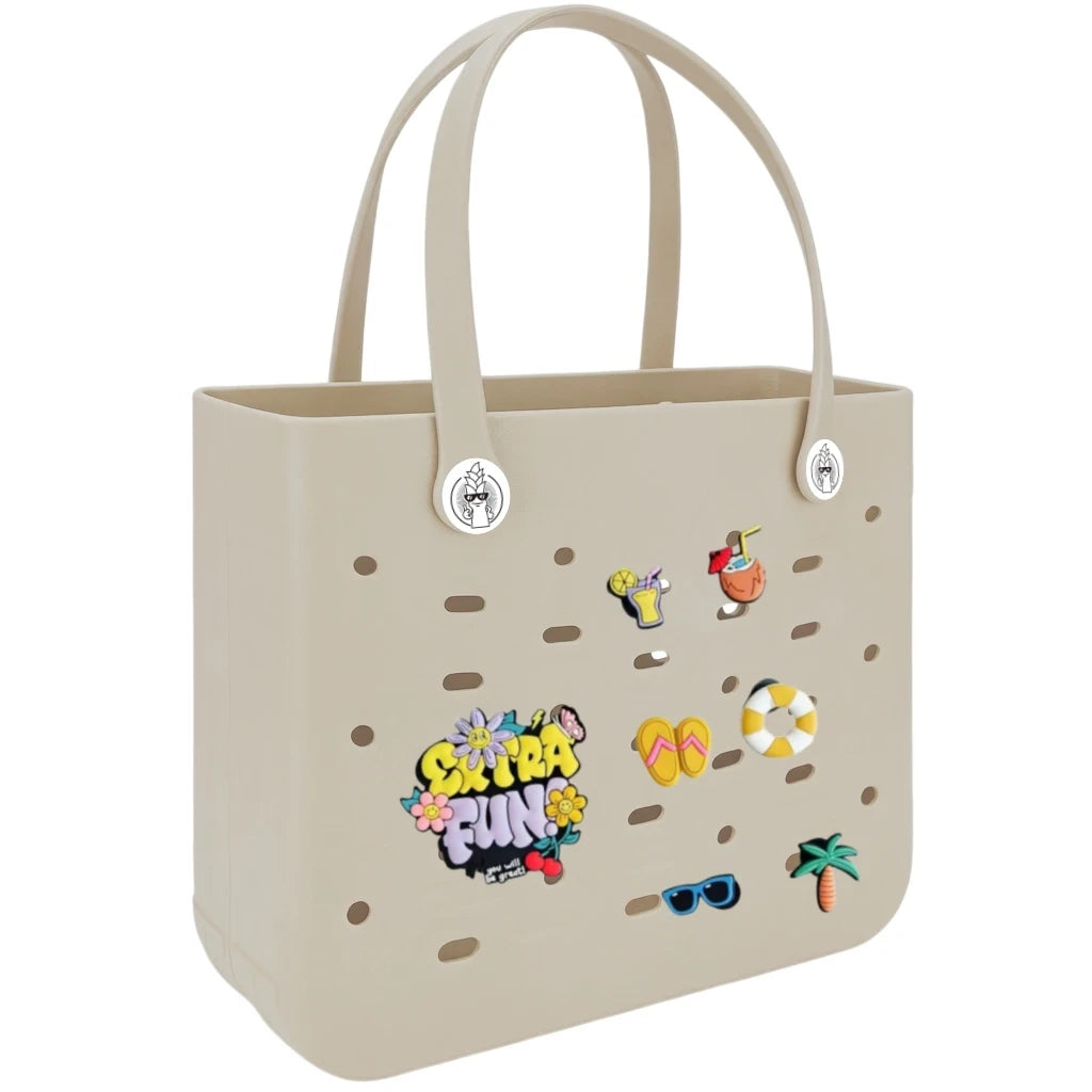Sac de plage en caoutchouc EVA beige imperméable avec anses et petits éléments décoratifs.