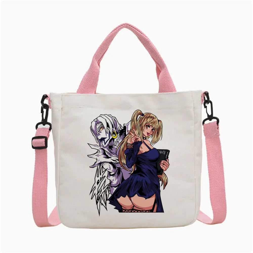 Una bolsa de tela blanca con un estampado gráfico de un personaje estilo anime.
