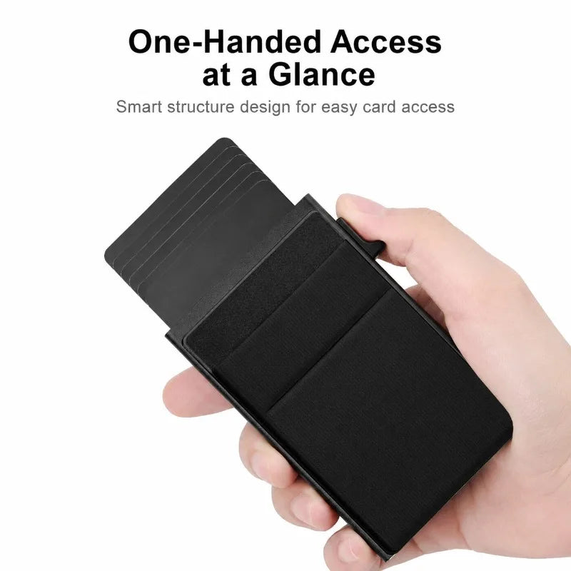 Une main tient un porte-cartes portefeuille en carton pop-up métallique noir, conçu pour un accès facile aux cartes.
