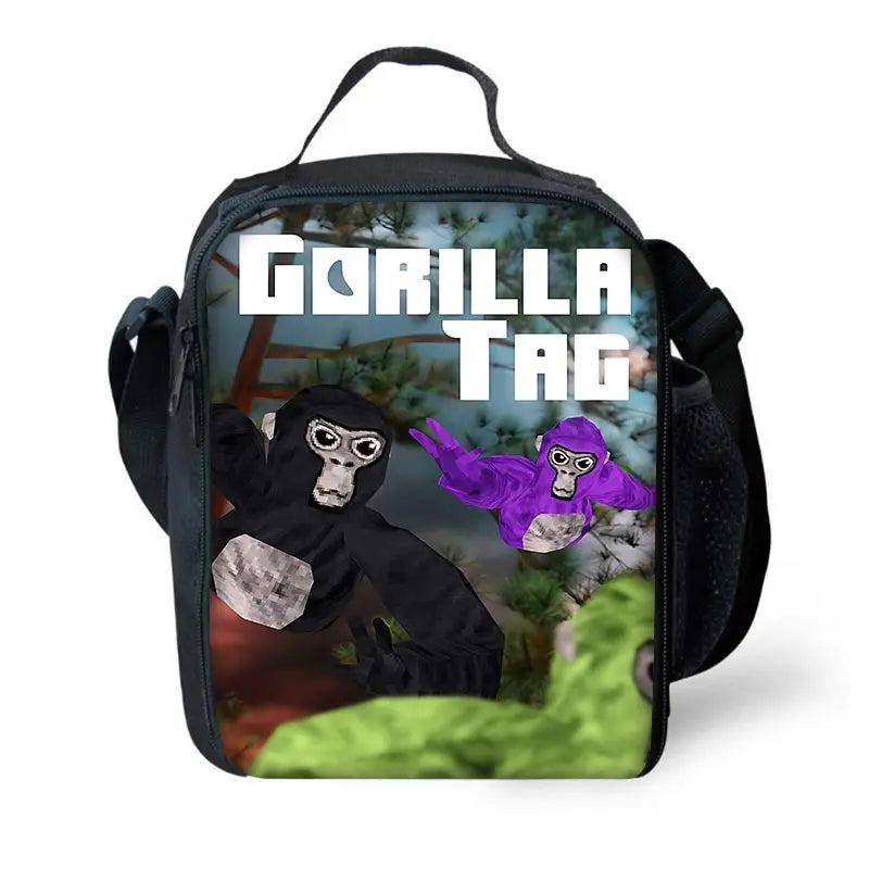 Un sac à dos noir avec un design de gorille tag sur le devant.