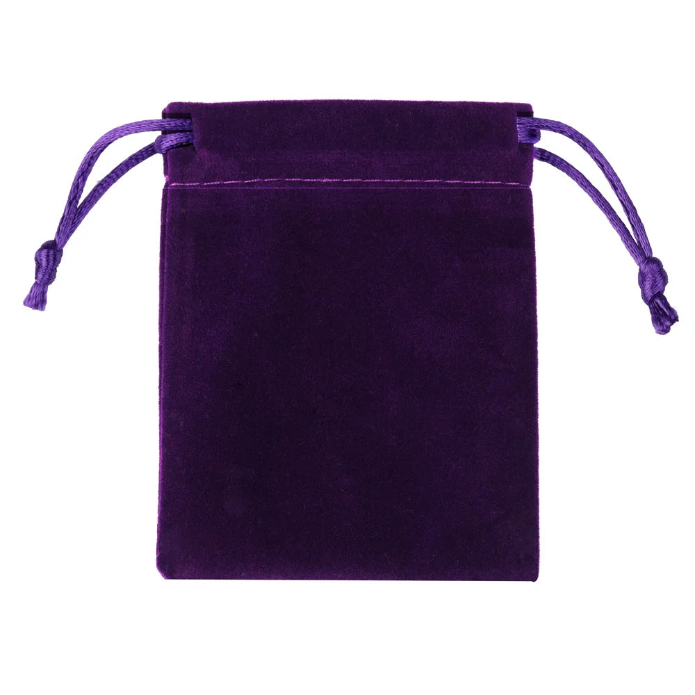 Bolsa de regalo de terciopelo morado con cordones morados.