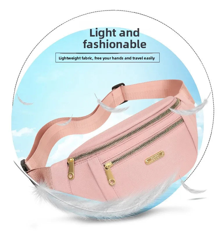 Petit sac banane imperméable rose pâle avec fermeture éclair et bordure en fausse fourrure, sur fond de ciel bleu clair.