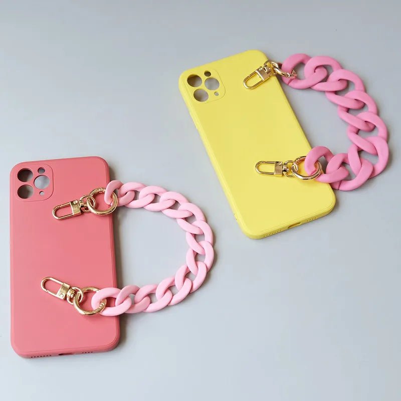 Un smartphone rose avec un accessoire en chaîne en résine rose.