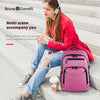 Eine junge Frau sitzt auf Steinstufen mit einem pinken Rucksack, trägt Jeans und eine rote Jacke.