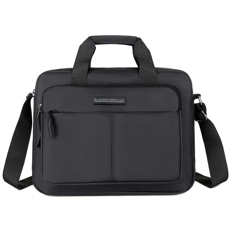 Mochila horizontal para hombres negra con correas acolchadas y cierre de solapa.