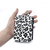 Eine Hand hält eine Leopard-Imitat-PU-Leder-Karteinhälter-Geldbörse mit Goldverschluss.