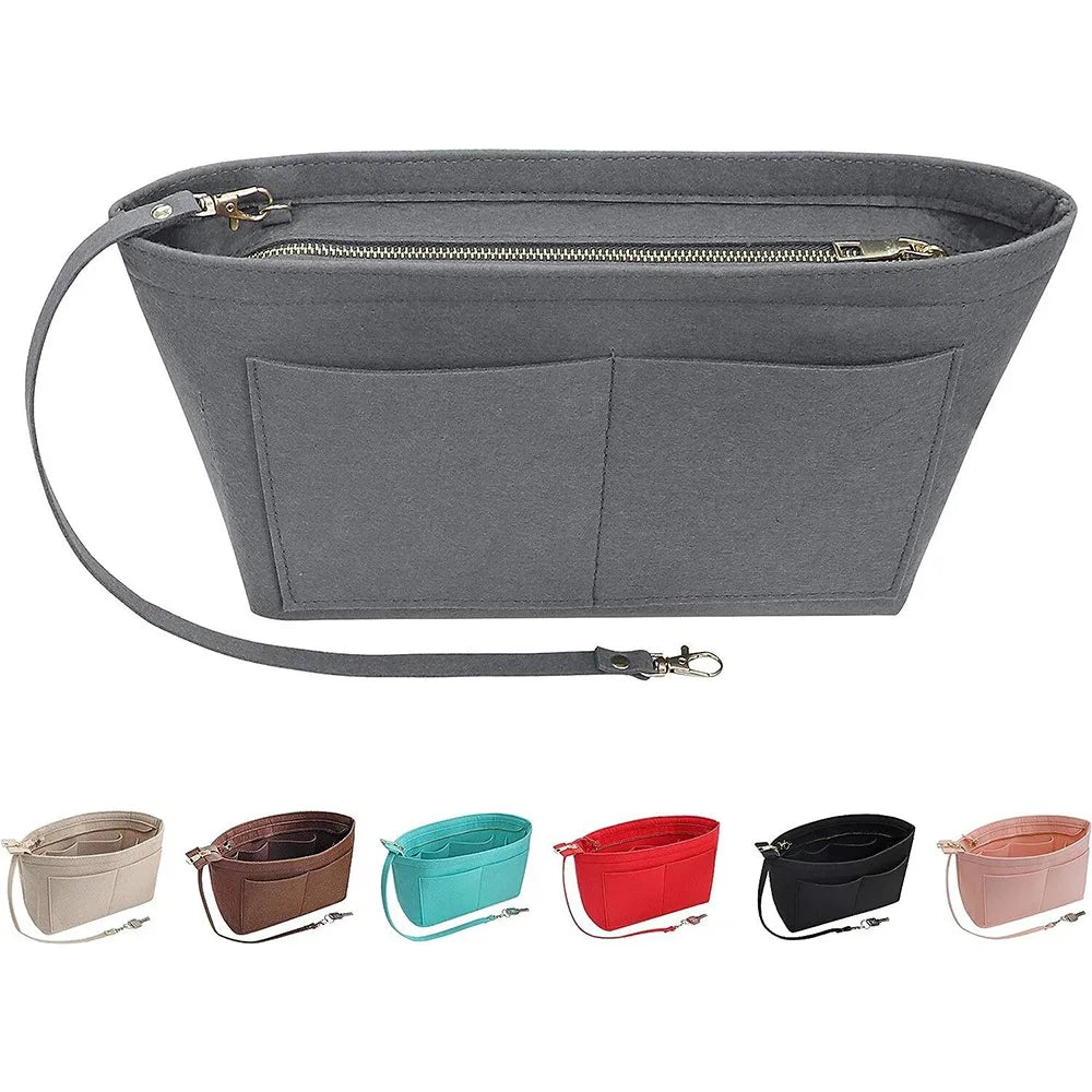 Bolsa cosmética de fieltro gris con cremallera y correa, junto a varias bolsas de colores.