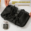 Bolsa de ducha plegable de malla negra con asa siendo sostenida por una mano.