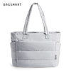 Sac fourre-tout rembourré et matelassé gris clair avec poignée rembourrée.