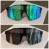 Un par de gafas de sol para ciclismo negras con lente iridiscente reflectante sobre una superficie blanca.