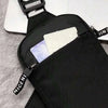 Schwarze Leinenchestasche mit durchgehendem Fach, das eine silberne Karte und einen lila Gegenstand zeigt.
