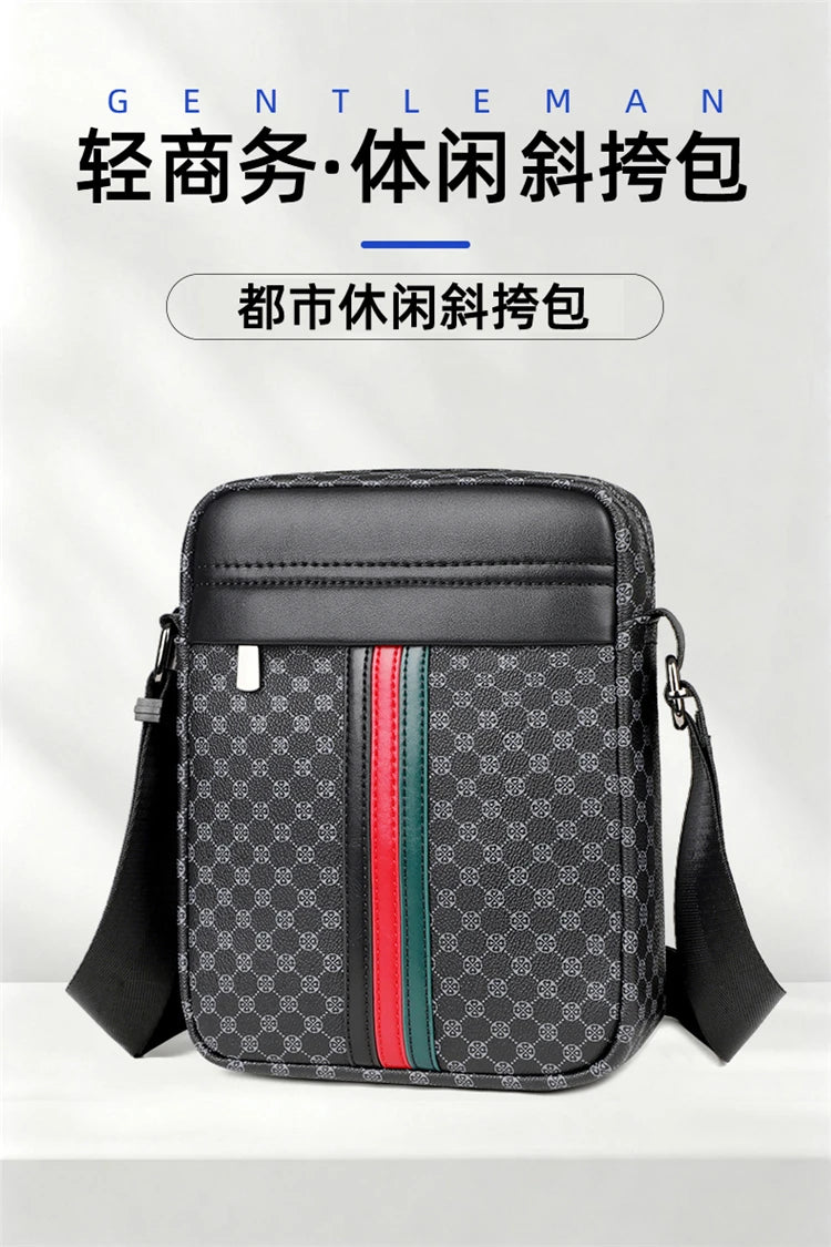 Bolso cruz de cuero negro a cuadros para hombre con rayas verdes y rojas, mostrado sobre una superficie blanca.