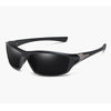 Gafas deportivas polarizadas negras con lente oscuro y marco negro.